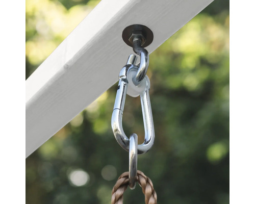 Detailansicht einer Schaukelbefestigung mit Karabinerhaken