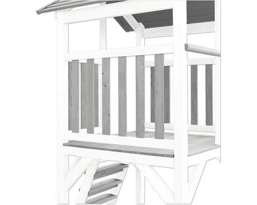 Detailansicht eines Spielturms aus Holz mit Treppe und Geländer