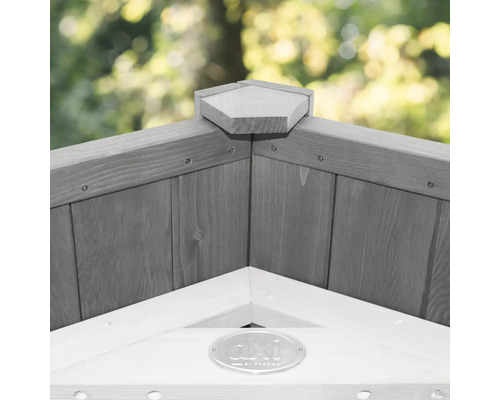 Detailansicht eines Gartenhauses aus Holz mit AXI by AXIOMA Logo