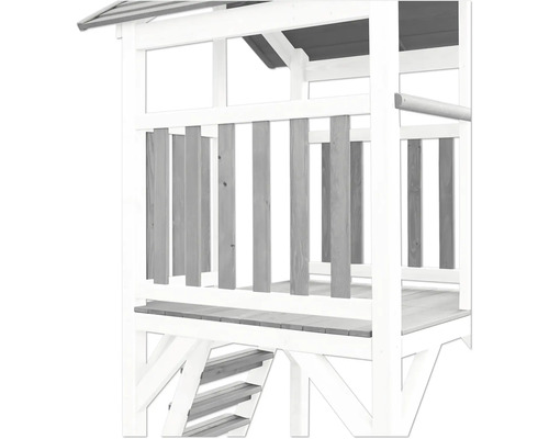 Detailansicht eines Spielhauses aus Holz mit Treppe und Geländer
