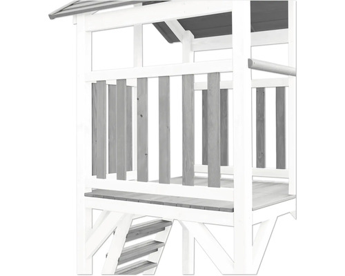 Detailansicht eines Holzspielhauses mit Treppe und Geländer.