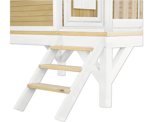 Gros plan d''un escalier en bois à trois marches menant à une cabane de jeu surélevée.