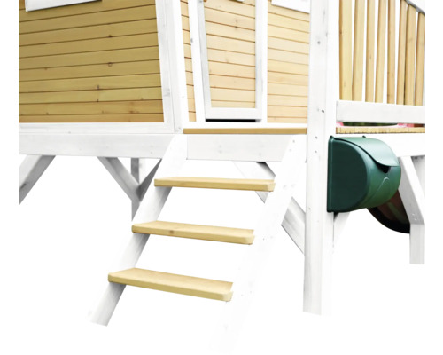 Detailansicht eines Spielhauses mit Holzstufen und Briefkasten