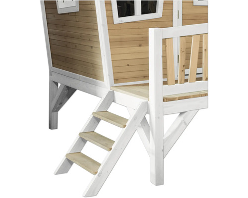 Detailansicht eines Holzspielhauses mit Treppe und Veranda.