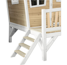 Vue détaillée d''une cabane en bois sur pilotis avec escalier et véranda