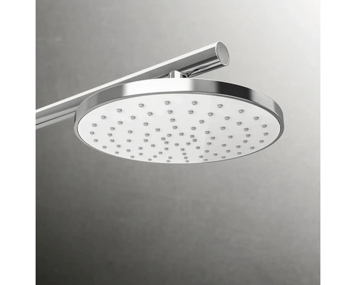 Runde Kopfbrause mit Brausearm für Duschen.