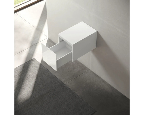 Weißer Hängeunterschrank mit offener Schublade im Badezimmer