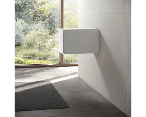 Modernes Badezimmer mit einem weißen, hängenden Waschtischunterschrank und großem Fenster