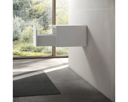 Hängender Waschtischunterschrank mit offener Schublade im Badezimmer