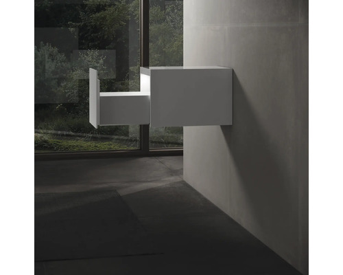 Wandhängender Waschtischunterschrank mit offener Schublade im Badezimmer