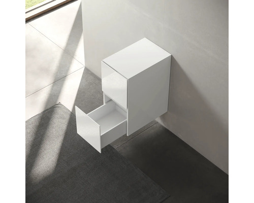 Weißer Hängeunterschrank mit offener Schublade im Badezimmer.