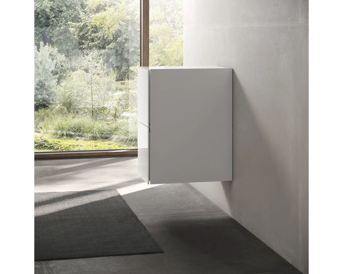 Modernes Badezimmer mit einem an der Wand montierten Waschtischunterschrank.