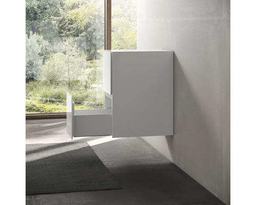 Badezimmer mit einem Hängeunterschrank mit Schublade