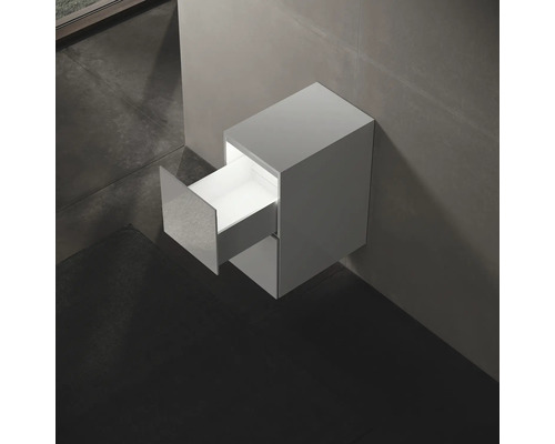 Hängender Waschtischunterschrank mit offener Schublade im Badezimmer.