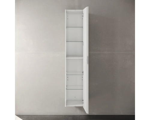 Weißer Bad-Hochschrank mit offenen Glasböden zur Aufbewahrung