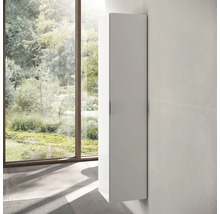 Armoire haute de salle de bain blanche à côté d''une fenêtre pour l''aménagement de la salle de bain