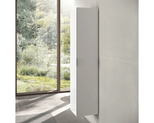 Weißer Bad-Hochschrank neben einem Fenster für Badezimmer Einrichtung