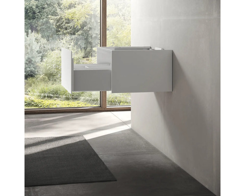 Meuble sous-lavabo avec tiroir ouvert dans une salle de bain