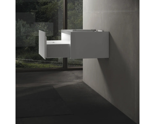 Meuble sous-vasque blanc avec tiroir ouvert, monté au mur