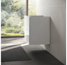 Salle de bain moderne avec meuble sous-vasque blanc et fenêtre