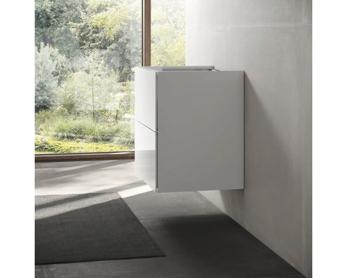 Salle de bain moderne avec meuble sous-vasque blanc et fenêtre