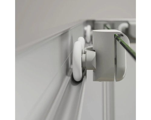 Detailaufnahme eines Schiebetürsystems mit Rollenführung in einer Metallschiene