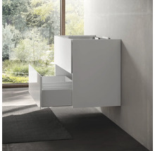Meuble sous-lavabo suspendu avec tiroir ouvert dans une salle de bain.