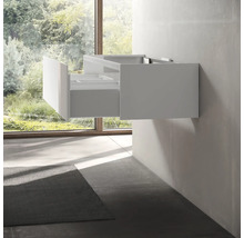 Salle de bains moderne avec meuble sous-lavabo et tiroir ouvert.