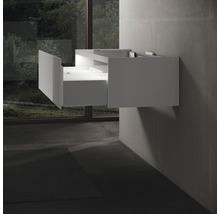 Meuble sous-lavabo avec tiroir ouvert dans une salle de bain moderne
