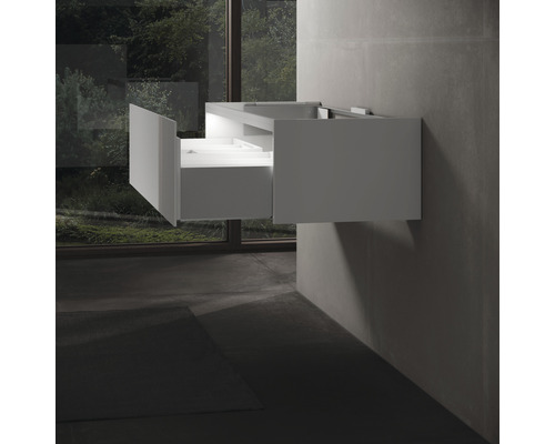 Meuble sous-lavabo avec tiroir ouvert dans une salle de bain moderne