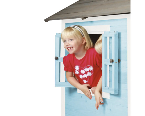 Mädchen schaut aus Fenster eines Spielhauses