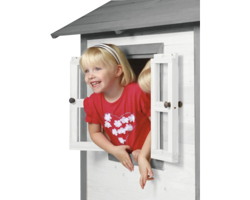 Mädchen schaut aus dem Fenster eines Spielhauses