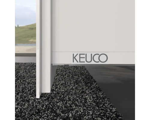 Gros plan d''une armoire de salle de bain avec le logo Keuco