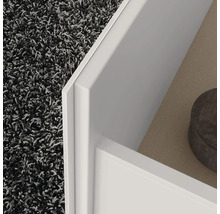 Vue détaillée d''un meuble blanc avec tiroir et tapis