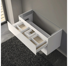 Meuble sous-vasque blanc avec tiroir ouvert et compartiments pour rangement de salle de bain.