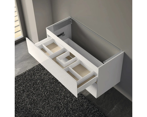 Meuble sous-vasque blanc avec tiroir ouvert et compartiments pour rangement de salle de bain.