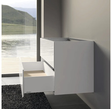 Meuble sous-lavabo avec tiroir ouvert dans une salle de bain