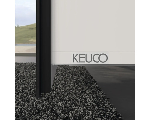 Logo Keuco sur une installation de stores de salle de bain blancs au-dessus d''un tapis