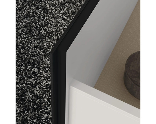 Gros plan d''une salle de bains avec tapis, meuble sous-lavabo et étagère