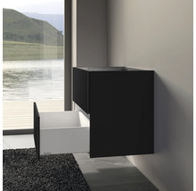 Meuble sous-lavabo noir avec tiroir ouvert dans la salle de bain
