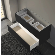 Meuble sous-lavabo avec tiroirs ouverts et éléments de rangement