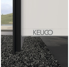 Logo Keuco sur un store enrouleur dans une salle de bain.