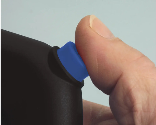 Un doigt appuie sur un bouton bleu sur un appareil noir.