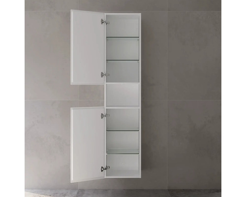 Offener Badezimmer-Hochschrank mit Glasablagen