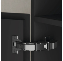 Charnière fixée à une porte de placard