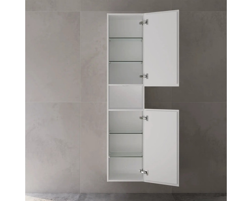 Offener weisser Bad-Hängeschrank mit Glasablagen