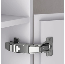 Charnière de cuisine fixée à une porte de cuisine blanche