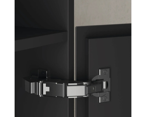 Schranktürscharnier an einem schwarzen Schrank befestigt