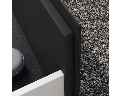 Gros plan d''un meuble de salle de bain avec moquette