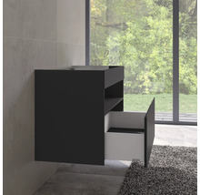 Meuble sous-lavabo noir avec compartiment ouvert et tiroir dans salle de bain